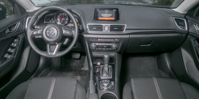 Интерьер седана Mazda3
