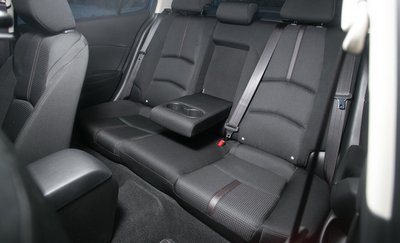 Места и комфорта на заднем ряду Mazda3 достаточно для длительной поездки