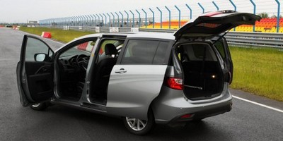 Удобный доступ в салон Mazda5