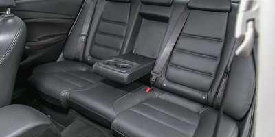 На диване Mazda6 просторно и уютно