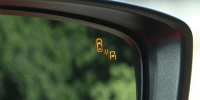 Контроль слепых зон в зеркалах Mazda 6