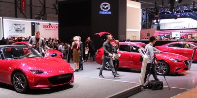 Выставочный стенд компании Mazda на Женевском автосалоне 2015