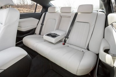 Белый салон Mazda6 роскошен и богат