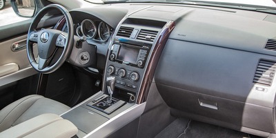 Кокпит Mazda CX-9 выполнен в легковом стиле
